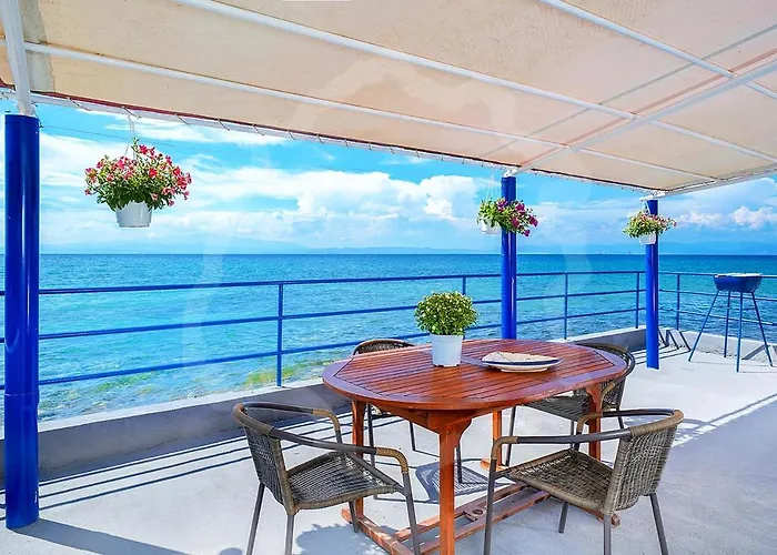 Avgoustos House شقة