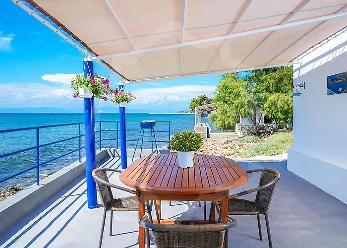 Avgoustos House شقة